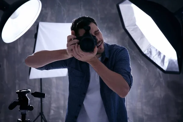 Joven fotógrafo masculino — Foto de Stock