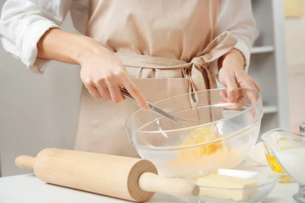 Frau macht Teig — Stockfoto