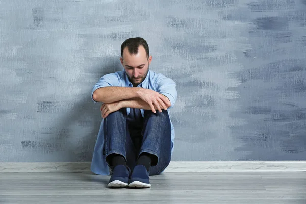 Hombre apuesto y deprimido —  Fotos de Stock