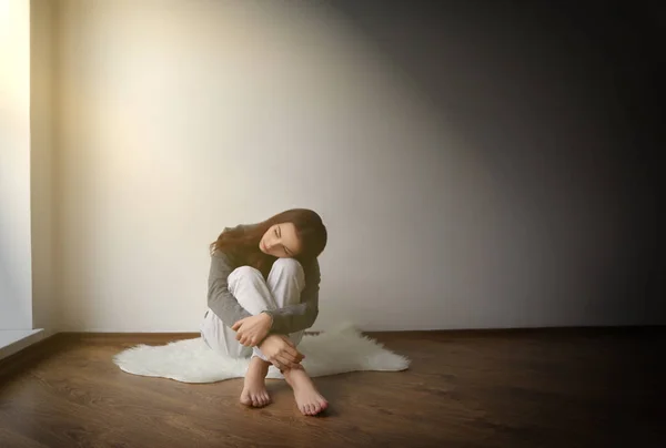 Depressed young woman — Stock Photo, Image