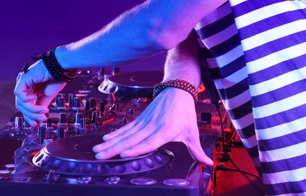 DJ mezclando pistas en el mezclador — Foto de Stock