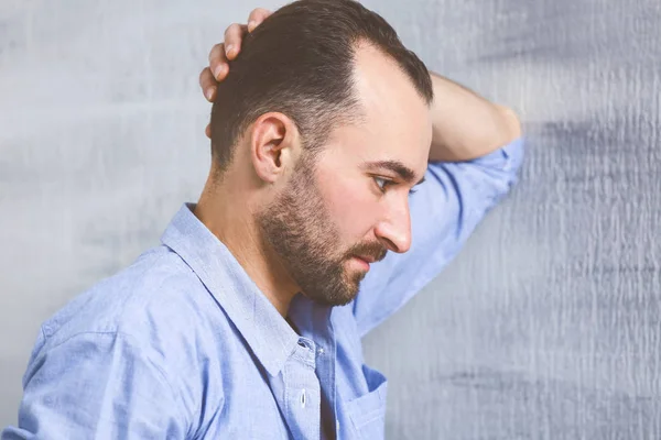 Hombre apuesto y deprimido — Foto de Stock