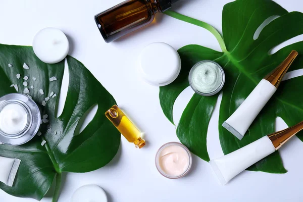 Produits cosmétiques naturels et feuilles — Photo