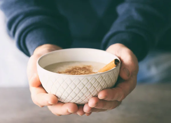 Ciotola per le mani con porridge — Foto Stock