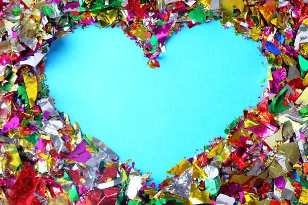 Confetti a forma di cuore su sfondo a colori — Foto Stock