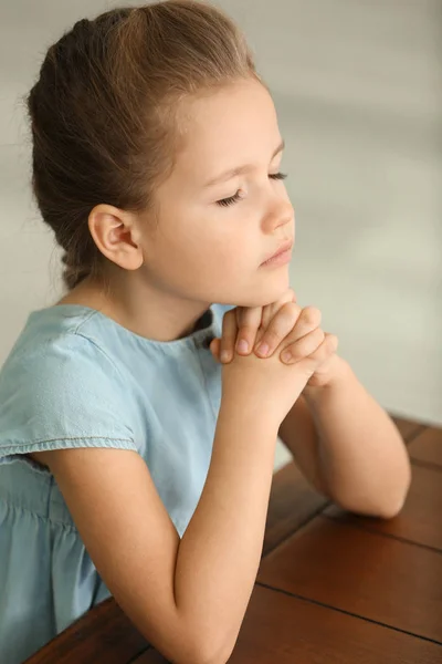 Маленькая девочка молится — стоковое фото