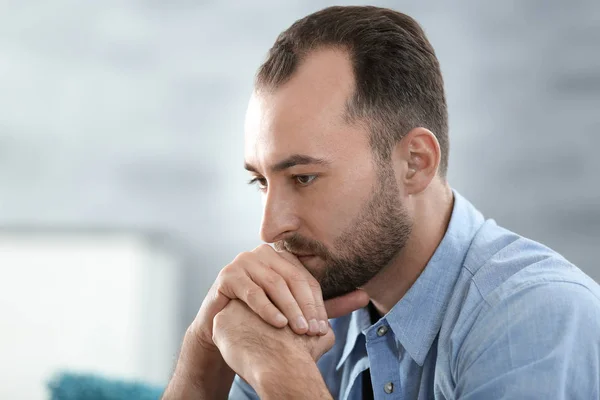 Hombre apuesto y deprimido — Foto de Stock