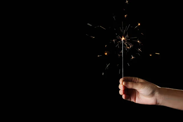 Mão Feminina Segurando Sparkler Fundo Escuro — Fotografia de Stock