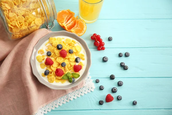 Cornflakes med hallon och blåbär — Stockfoto