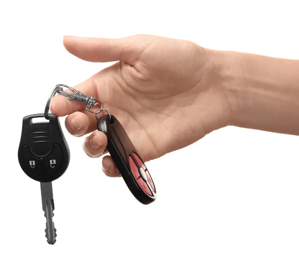 Mano femenina sosteniendo las llaves del coche — Foto de Stock