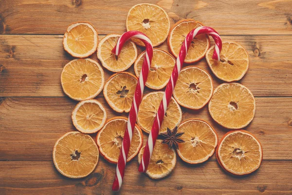 Doces de Natal com fatias de laranja — Fotografia de Stock