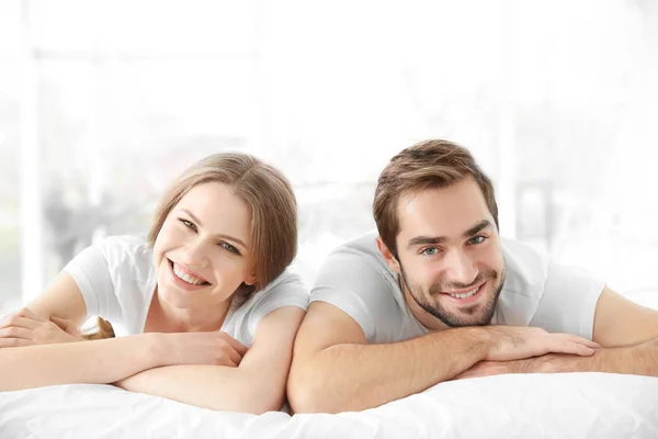 Jovem casal bonito na cama — Fotografia de Stock