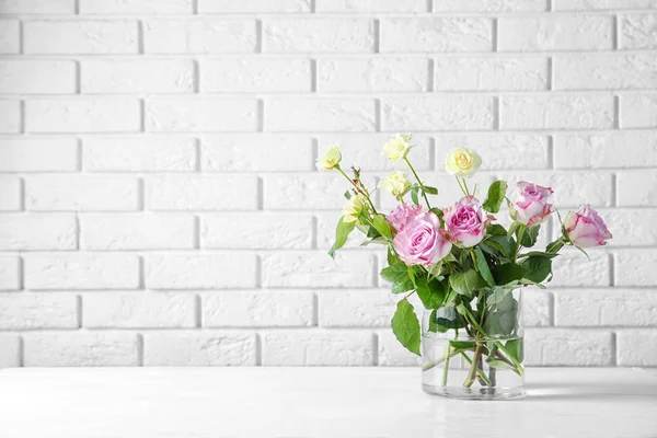 Florero de vidrio con ramo de flores —  Fotos de Stock