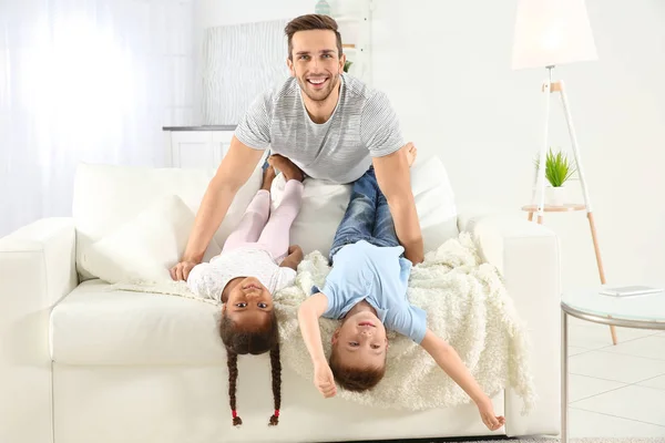 Padre feliz con hijos — Foto de Stock