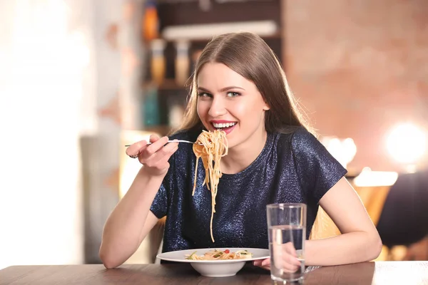 Femme manger des pâtes — Photo