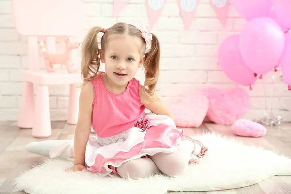 Pequena Menina Bonito Com Decoração Festa Fundo Parede Tijolo — Fotografia de Stock