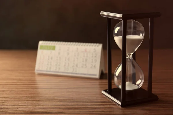Черные песочные часы с календарём — стоковое фото