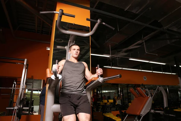 Joven en el gimnasio —  Fotos de Stock