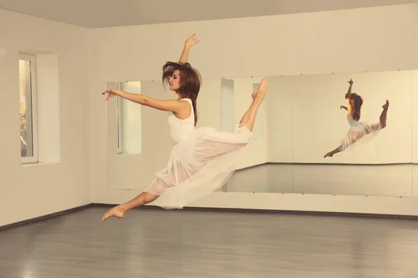 Женщина танцует в студии — стоковое фото