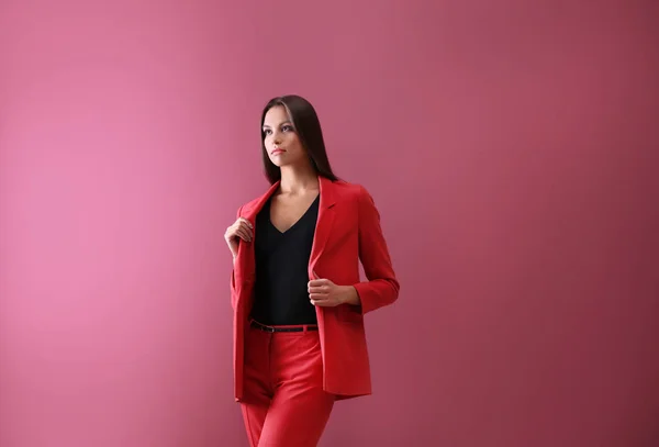 Mujer con estilo sobre fondo rojo — Foto de Stock