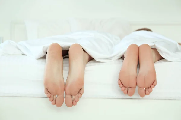 Casais pés na cama — Fotografia de Stock