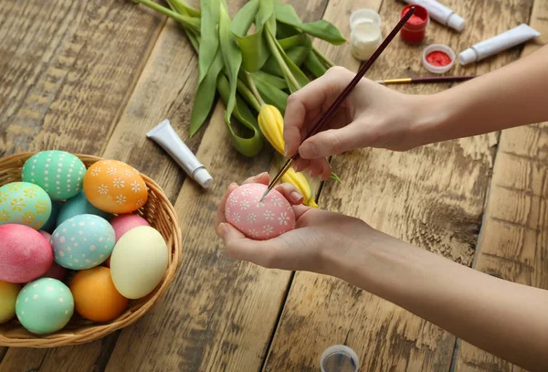 Femme peinture oeufs de Pâques — Photo