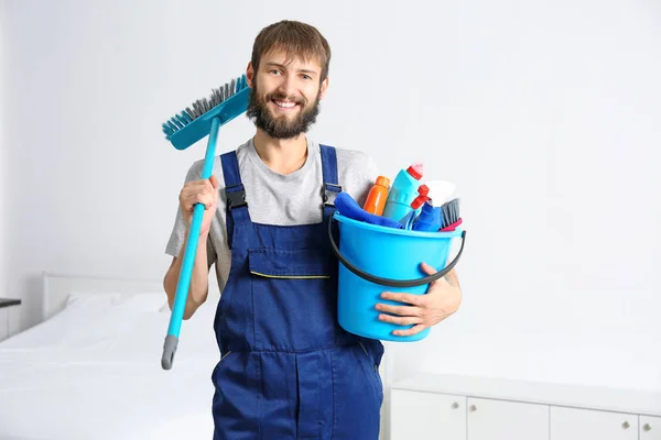 Fiatal férfi tisztítószerek — Stock Fotó