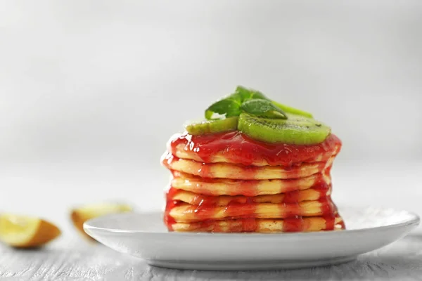 Plate with delicious pancakes — Stock Photo, Image