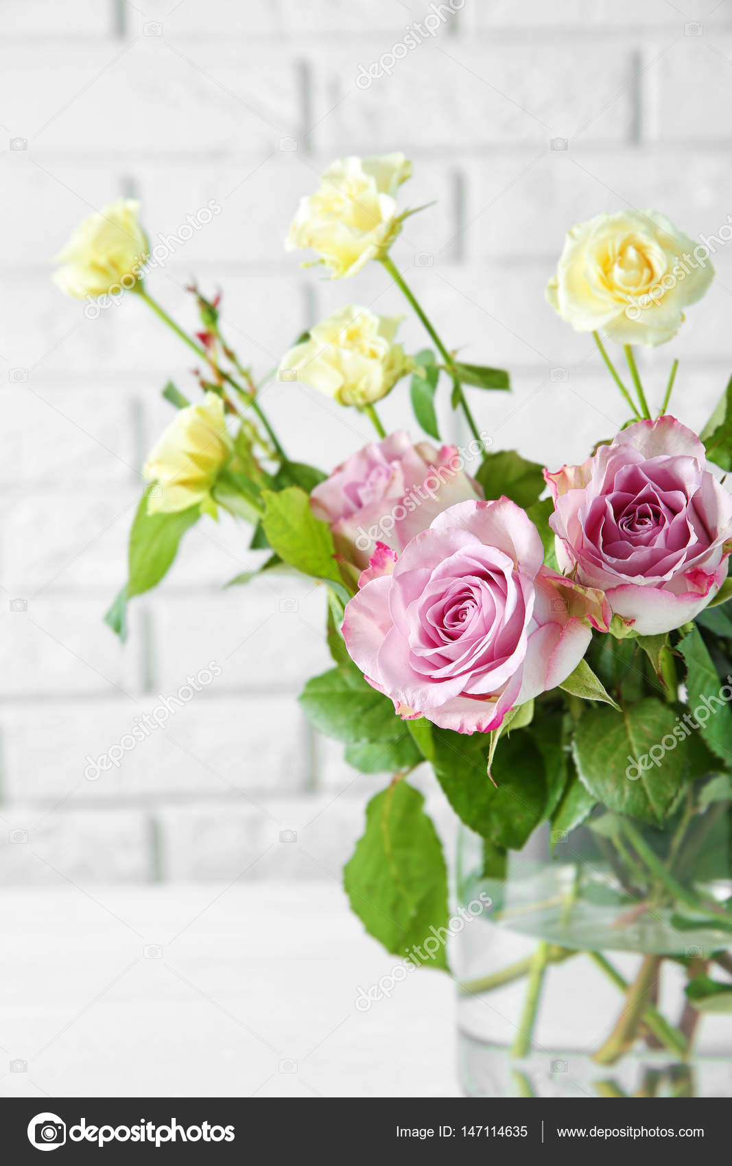 Vase En Verre Avec Bouquet De Fleurs Photographie