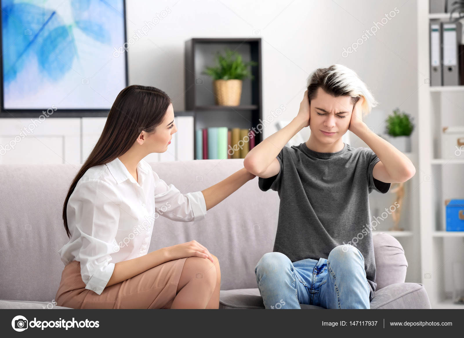 Забота старших детей о младших. Рассказы помогла подростку. Подросток в доме. Школьник с родителями. Подросток за компьютером.