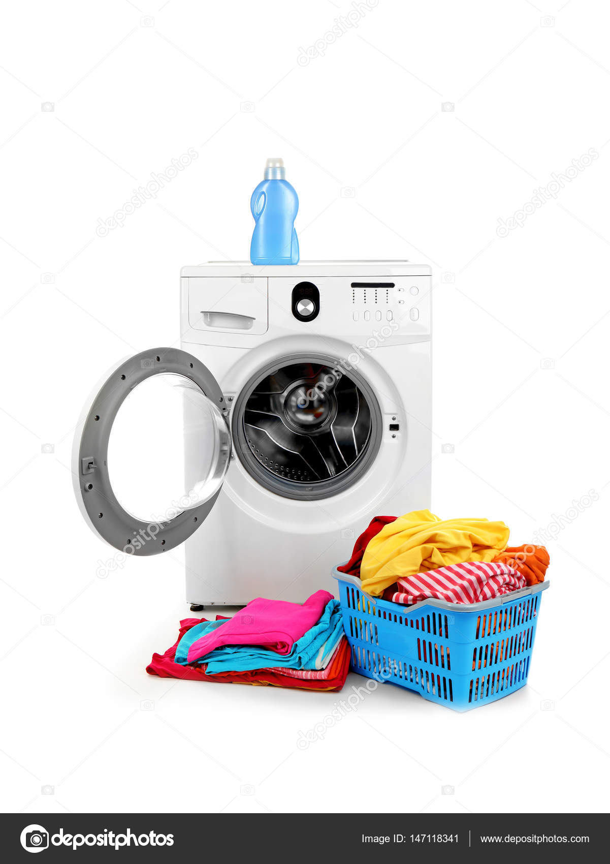 Washing machine and clothes Stock Photo by ©belchonock 147118341