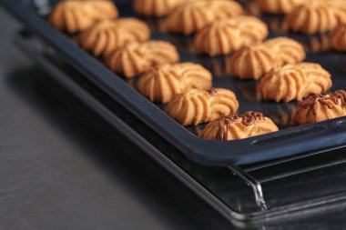 Kurabiye Pişirme tepsisi üzerinde