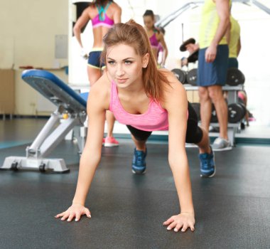 Sportif kadın tahta egzersiz jimnastik salonu yapmak