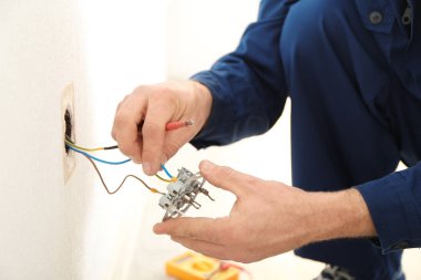 Soket için elektrikçi teller bağlama 