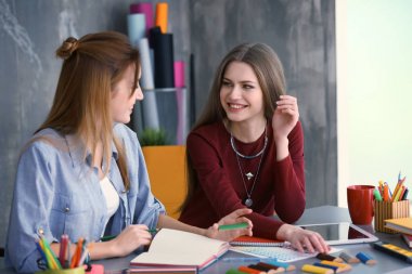 Ofiste çalışan genç yaratıcı tasarımcılar