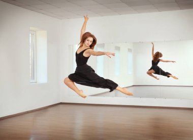 Stüdyoda dans eden kadın