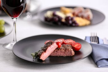 Izgara biftek ve mezeler 