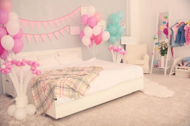 doğum günü kutlaması için dekore edilmiş Oda