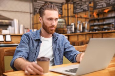 dizüstü bilgisayar ile yakışıklı genç