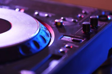 gece kulübünde dj mikser 
