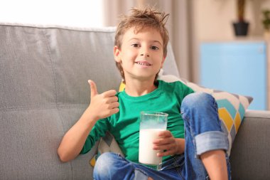 Çocuk tutan bir bardak süt 