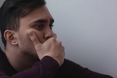 Yakışıklı depresif adam 