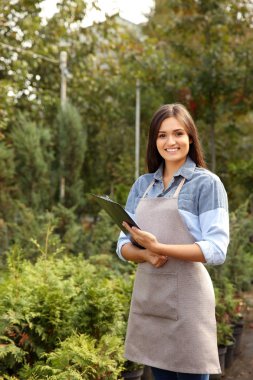 Genç ve güzel çiçekçi