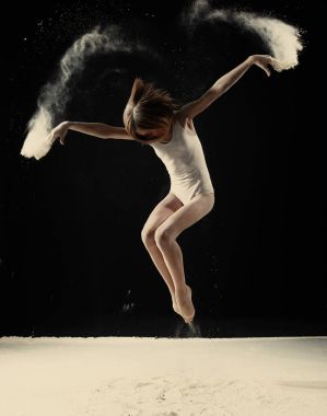 Beyaz toz ile küçük şirin kız  