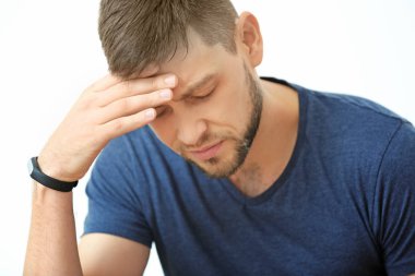 Genç adam baş ağrısı çekiyor. 