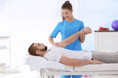 Hastayla çalışan fizyoterapist. 