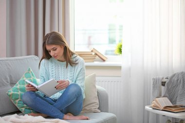 Kadın kitap okuyor.