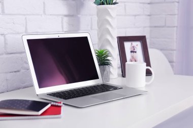 Dizüstü bilgisayar ile rahat çalışma alanı 