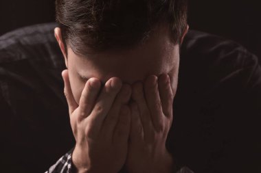 Siyah arka plan üzerine yakışıklı depresif adam