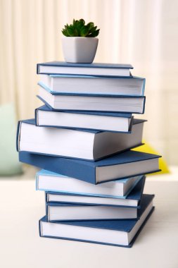 Beyaz üzerine kitap yığını 